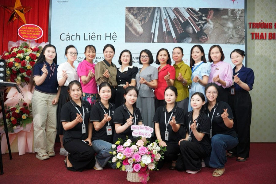 Học viên và đội ngũ CELLA MAKEUP ACADEMY