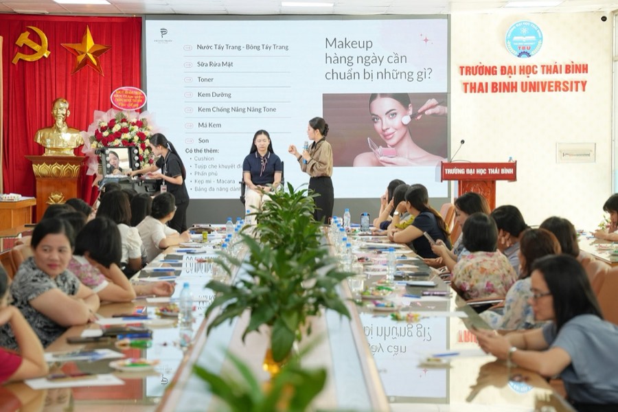 Workshop makeup tại Trường Đại học Thái Bình